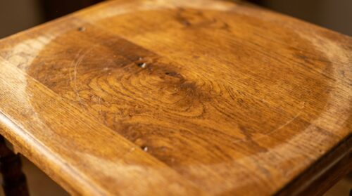 alte holzmöbel verlieren nicht durch das alter ihre oberfläche, sondern durch aggressive reinigung. erfahren sie, wie sie ihre möbel schonend pflegen und ihre schönheit bewahren.