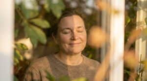 psychologen zeigen, dass die lebensqualität häufig steigt, wenn menschen aufhören, dem glück aktiv nachzujagen und stattdessen im moment leben.